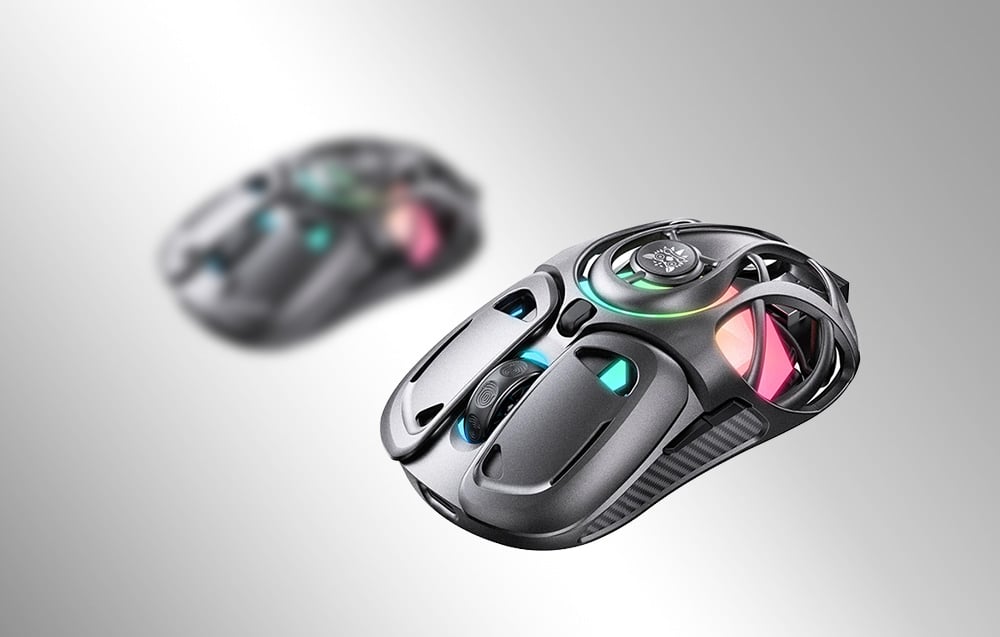 Δύο μαύρα ποντίκια gaming με οπίσθιο φωτισμό και οπές σε γκρι φόντο